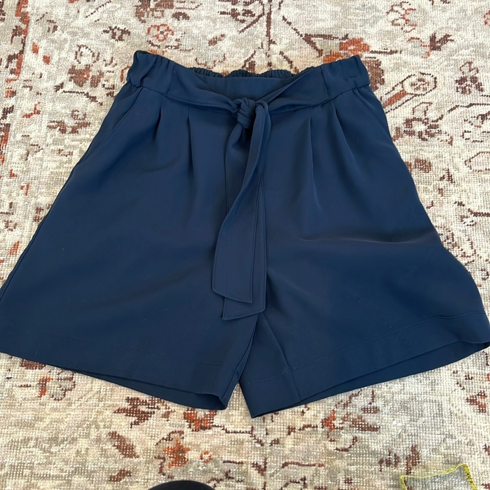 Lululemon Noir Short High Rise Navy Blue 6 EUC